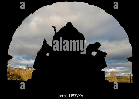 Silhouette der Hintereingang zum Kelvingrove mit Glasgow University in Sonnenlicht hinter Glasgow getaucht. Stockfoto