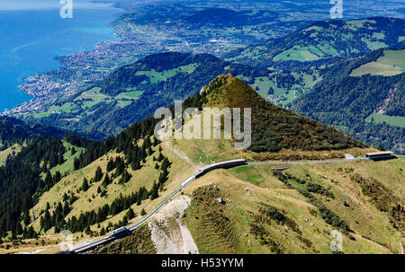 Sicht vom Berg des Rochers-de-Naye mit Blick auf den Genfer See, die Stadt Montreux und die Bahnstrecke, Schweiz Stockfoto