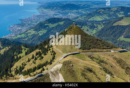 Sicht vom Berg des Rochers-de-Naye mit Blick auf den Genfer See, die Stadt Montreux und der Berg-Bahnstrecke Stockfoto