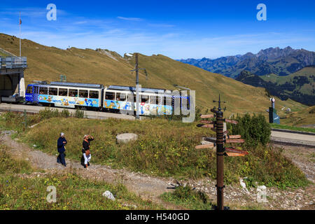 Menschen zu Fuß auf den Weg mit der Zahnradbahn Bahn an der Station des Rochers-de-Naye schließen, um den Gipfel des Berges, der Schweiz, Europa. Stockfoto