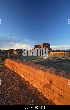 Wand und Mission Kirchenruinen, Pecos National Historical Park, Pecos, New Mexico, Vereinigte Staaten Stockfoto