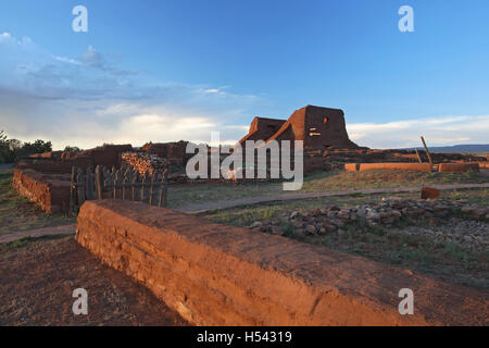 Wand und Mission Kirchenruinen, Pecos National Historical Park, Pecos, New Mexico, Vereinigte Staaten Stockfoto