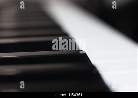 Musik-Keyboard extreme Nahaufnahme Detail, schwarz / weiß selektiven Fokus Stockfoto