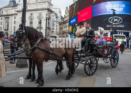 Fotografen Tyler Shields in einem Pferd gezogen Schlitten mit Modellen für "Dekadenz" am 3. Februar 2016 in London, England. Stockfoto