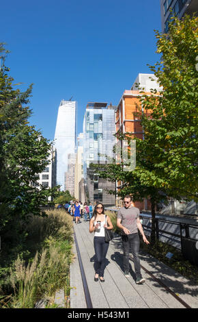 Junges Paar zu Fuß auf der Hochtrasse auf der High Line Park in New York City Stockfoto