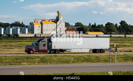 Kanada kanadische Prärie ländliche Szene halb Traktor Anhänger Rig fahren Trans-Canada Highway Gull Lake Saskatchewan Stockfoto