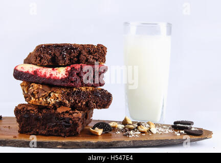 Schokoladen-Brownies mit Glas Milch Stockfoto