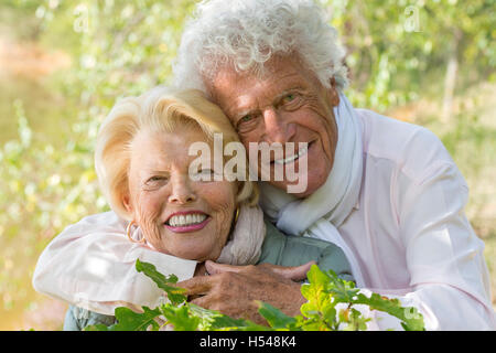 schönes Lächeln auf den Lippen senior Paar genießt das Leben in der Landschaft Stockfoto