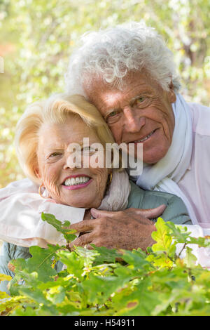 schönes Lächeln auf den Lippen senior Paar genießt das Leben in der Landschaft Stockfoto