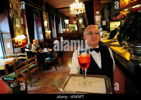 Ein Kellner an der Bar Basso dient das Café Marke Negroni cocktail in einem 1-Liter-Glas Stockfoto