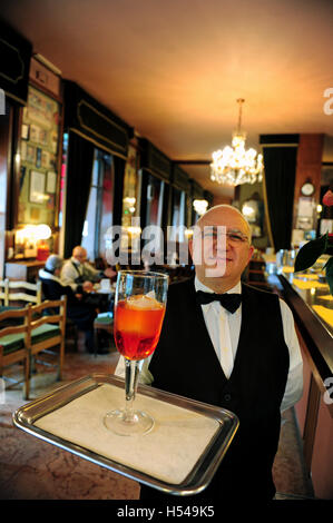 Ein Kellner an der Bar Basso dient das Café Marke Negroni cocktail in einem 1-Liter-Glas Stockfoto