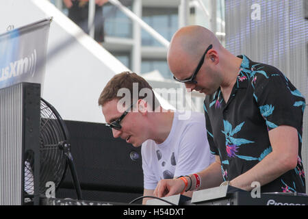 DJs oben und darüber hinaus (Jono Grant (weißes Hemd) und Paavo Siljamaki (schwarzes Hemd) aus dem Vereinigten Königreich in der Sirius XM Music Lounge am 17. März 2016 am 1 Hotel South Beach im privaten Beach Club Stockfoto