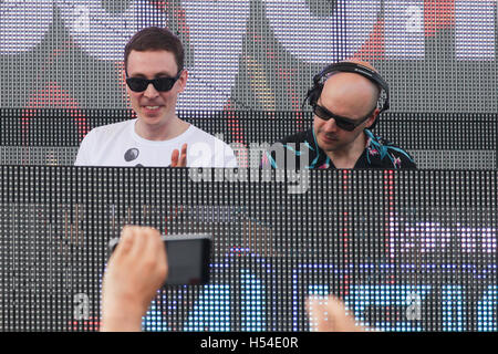 DJs oben und darüber hinaus (Jono Grant (weißes Hemd) und Paavo Siljamaki (schwarzes Hemd) aus dem Vereinigten Königreich in der Sirius XM Music Lounge am 17. März 2016 am 1 Hotel South Beach im privaten Beach Club Stockfoto