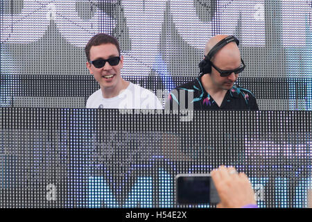 (L-R) DJs Jono Grant und Paavo Siljamaki von oben und darüber hinaus in der Sirius XM Music Lounge am 17. März 2016 am 1 Hotel South Beach im privaten Beach Club Stockfoto