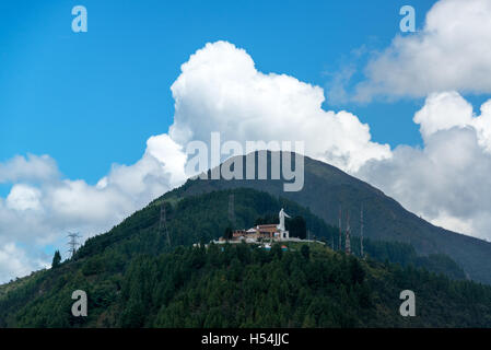 Ansicht von Guadalupe Hill mit einer Statue der Jungfrau von Guadalupe auf es mit Blick auf Bogota, Kolumbien Stockfoto