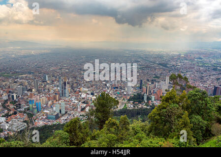 Stadtbild der Innenstadt von Bogotá, Kolumbien von Monserrate gesehen Stockfoto