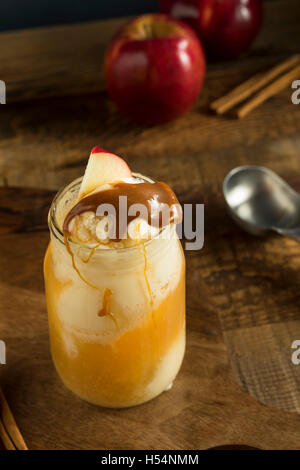 Kalten Apfel Cider Eis Float mit Karamell-Sauce Stockfoto