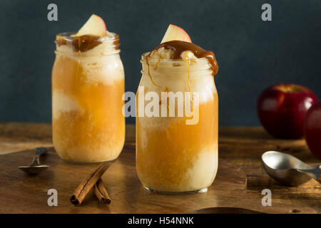 Kalten Apfel Cider Eis Float mit Karamell-Sauce Stockfoto