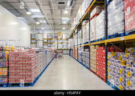 Innere des Costco Wholesale Store, Hanworth Road, Sunbury-on-Thames, Surrey, England, Vereinigtes Königreich Stockfoto