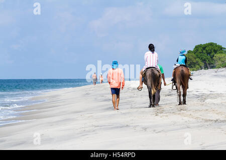 Santa Clara, Panama - Juni 12: kleiner Junge und seine Mutter Reiten am Strand in Panama. 12. Juni 2016, Santa Clara, Panama. Stockfoto