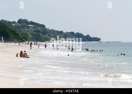 Santa Clara, Panama - 12 Juni: junge Familie genießt einen Tag am Strand in Panama. 12. Juni 2016, Santa Clara, Panama. Stockfoto