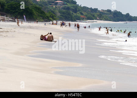 Santa Clara, Panama - 12 Juni: junge Familie genießt einen Tag am Strand in Panama. 12. Juni 2016, Santa Clara, Panama. Stockfoto