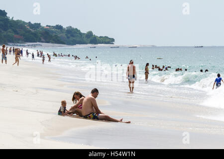 Santa Clara, Panama - 12 Juni: junge Familie genießt einen Tag am Strand in Panama. 12. Juni 2016, Santa Clara, Panama. Stockfoto