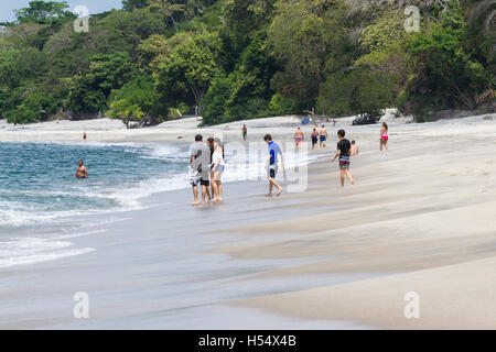 Santa Clara, Panama - Juni 12: Familien genießen einen Tag am Strand in Panama. 12. Juni 2016, Santa Clara, Panama. Stockfoto