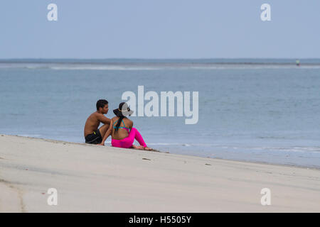 Santa Clara, Panama - Juni 12: Menschen vor Ort ein Gespräch und Blick auf den Strand zu genießen. 12. Juni 2016, Santa Clara, Panama. Stockfoto