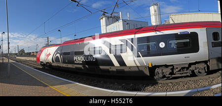 Panorama-Pendolino in Warrington, Cheshire, England UK - Bank Quay Station, WCML Motor 69104 Stockfoto