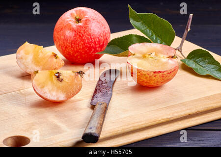 Sehr reif und saftig Apfel mit Scheiben auf Holzbrett Stockfoto