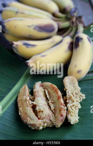 Nahaufnahme von gebratene Ducasse Bananen oder auch bekannt als Zucker Bananen auf Bananenblatt und Holzbrett Stockfoto