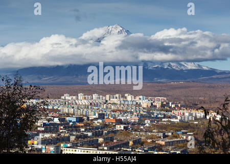 Kamtschatka Herbst Ansicht der Landschaft der Stadt Petropawlowsk-Kamtschatski Stadt am Hintergrund schön Koryaksky Vulkan. Stockfoto