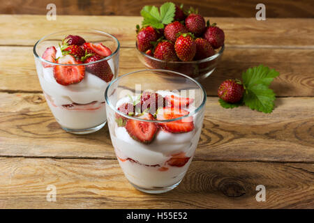 Geschichtete Dessert mit Sahne, Erdbeeren und reife Beeren. Sommer-Dessert mit frischen Erdbeeren. Stockfoto