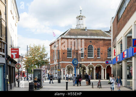 Das Rathaus aus dem Garten Eden Fuß, High Wycombe, Buckinghamshire, England, Vereinigtes Königreich Stockfoto