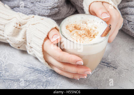 Frau die Hand einen latte Stockfoto