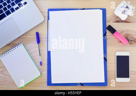 Draufsicht der Schreibtisch aus Holz mit leerem Papier in der Mitte, Laptop-Computer und Bürobedarf, Konzept über Kreativität Stockfoto