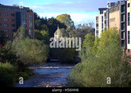 Kelvin River bei Partick Glasgow auf der Suche nach Süden in Richtung Benalder Street Bridge Stockfoto