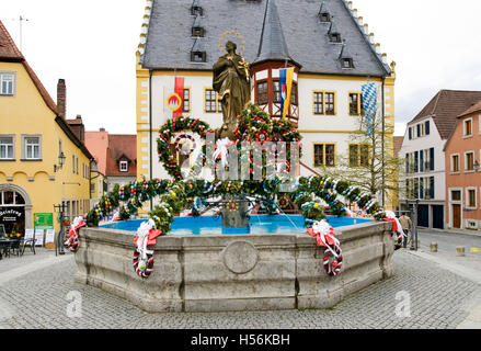 Marktbrunnen Brunnen mit Osterschmuck vor Rathaus Volkach am Main, Franken, Niederbayern Stockfoto