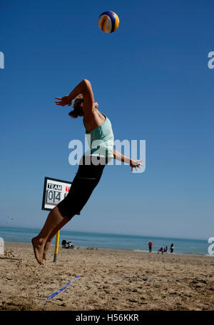 Beach-Volleyball-Spieler Denise Johns, GBR, Europas größtes Beach-Volleyball-Festival am Strand von Riccione, Emilia-Romagna Stockfoto