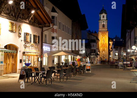 Pfarrkirche St. Peter und Paul, blaue Stunde, Obermarkt quadratisch, Mittenwald, Bayern, Oberbayern Stockfoto