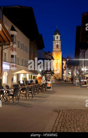 Pfarrkirche St. Peter und Paul, blaue Stunde, Obermarkt quadratisch, Mittenwald, Bayern, Oberbayern Stockfoto