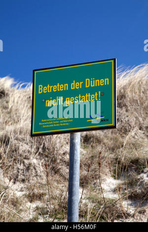 Verbotszeichen, "Betreten der Duenen Nicht darf", Deutsch für "behalten Sie die Dünen" Wadden Sea National Park der unteren Stockfoto