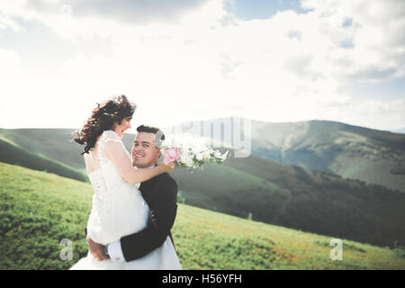 Schöne wunderschöne Braut posiert um zu pflegen und Spaß, Luxus-Zeremonie am Berge mit Aussicht, Platz für Text, Hochzeit paar Stockfoto