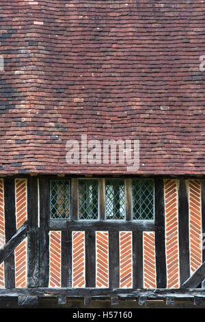 Holz gerahmt und Ziegel Halle Gebäude mit Bleiverglasung detail Weald und Downland Open Air Museum, Singleton, Sussex, England Stockfoto