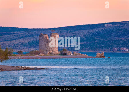 Starigrad Paklenica Turm Ruine direkt am Meer, Dalmatien, Kroatien Stockfoto