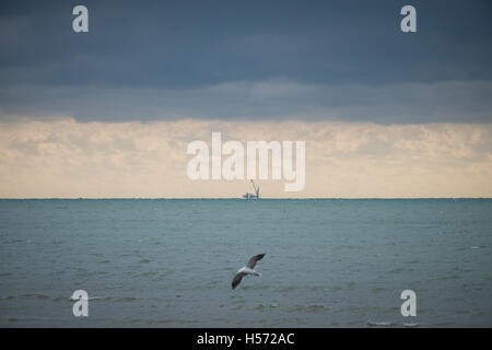 Ein großer Bau Schiff funktioniert offshore auf dem Gelände des neuen Rapunzeln Windparks in Worthing, West Sussex, England. Stockfoto