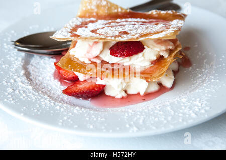 Millefeuille mit Erdbeeren und Puderzucker bestreut auf Platte Stockfoto