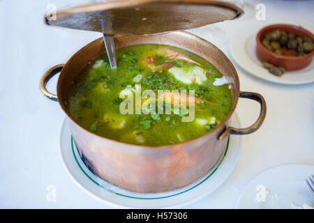 Arroz de Tamboril oder suppenartige Meeresfrüchte Reis, portugiesischen Rezept. Eröffnung Kasserolle Deckel Stockfoto
