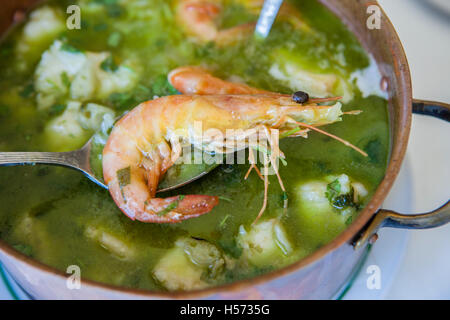 Arroz de Tamboril oder suppenartige Meeresfrüchte Reis, portugiesischen Rezept. Löffel mit einer Garnele Stockfoto